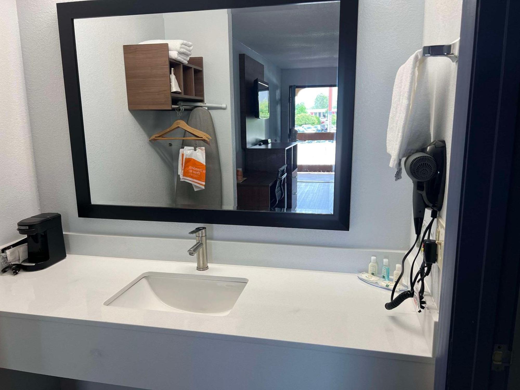 Quality Inn Madison - Huntsville Экстерьер фото