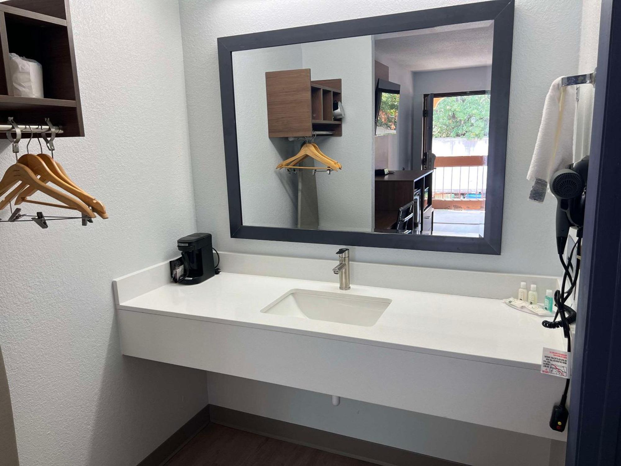 Quality Inn Madison - Huntsville Экстерьер фото